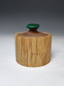 Tierurne aus Holz mit grünem Schmuckstein